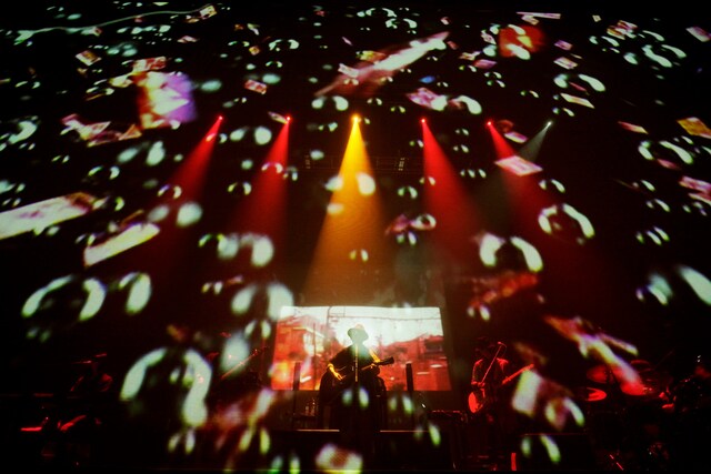 本日3月16日にSHIBUYA-AXで行われたamazarashiのライブの様子。