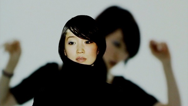 「鬼」のビデオクリップのワンシーン。