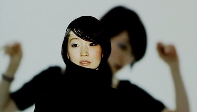 「鬼」のビデオクリップのワンシーン。