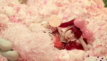 写真は「BREO」CM「きゃりーぱみゅぱみゅ ブレオタベロ編」より。