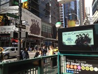 今週の人気の画像10位は「L'Arc-en-Ciel台北公演で現地ファン1万人が大合唱」より、マンハッタンに掲出されたL'Arc-en-Cielニューヨーク公演の告知広告。