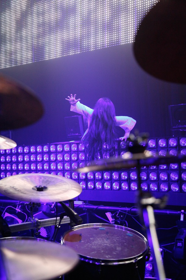Zepp Tokyoのステージ上に突如現れた貞子。