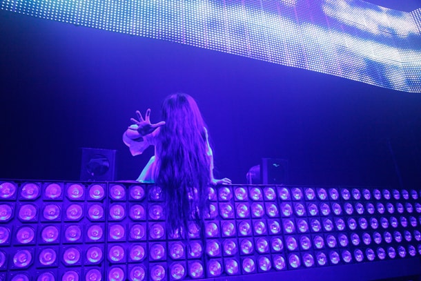 何かを探すようにステージ上を徘徊する貞子。