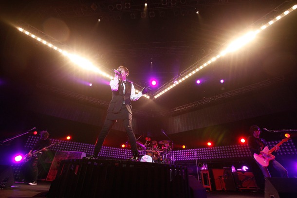 写真はシドのライブの模様。