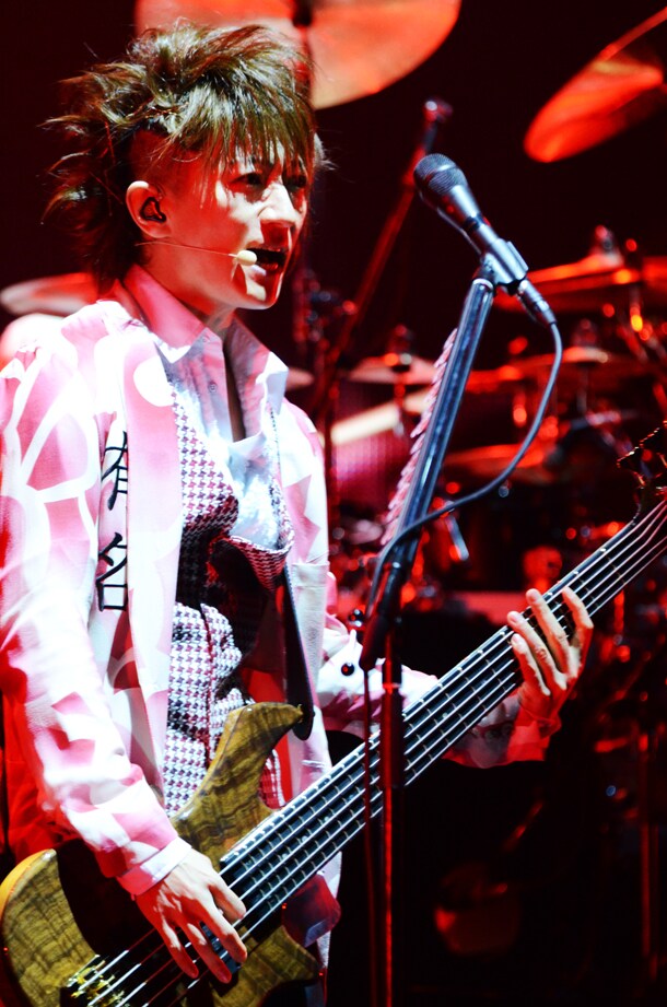 今週の人気の画像1位は「L'Arc-en-Ciel台北公演で現地ファン1万人が大合唱」より、tetsuya（B）。