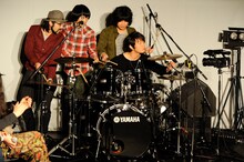 4人総出で2分間のドラム叩きに挑む対馬祥太郎、かみじょうちひろ、岡本啓佑、オカモトレイジ。