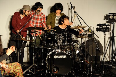 4人総出で2分間のドラム叩きに挑む対馬祥太郎、かみじょうちひろ、岡本啓佑、オカモトレイジ。