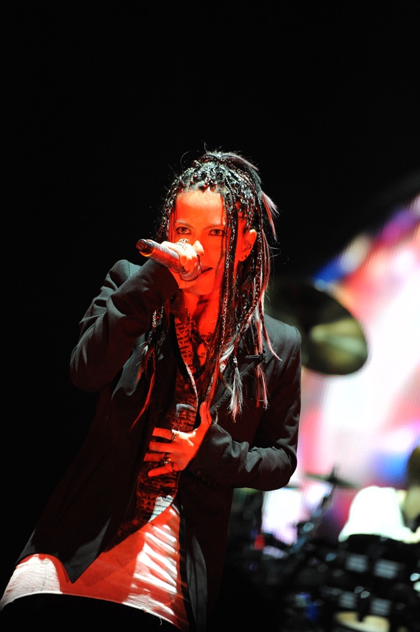 今週の人気の画像2位は「L'Arc-en-Ciel台北公演で現地ファン1万人が大合唱」より、hyde（Vo）。