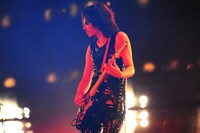 今週の人気の画像5位は「L'Arc-en-Ciel台北公演で現地ファン1万人が大合唱」より、ken（G）。