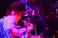 今週の人気の画像7位は「L'Arc-en-Ciel台北公演で現地ファン1万人が大合唱」より、yukihiro（Dr）。