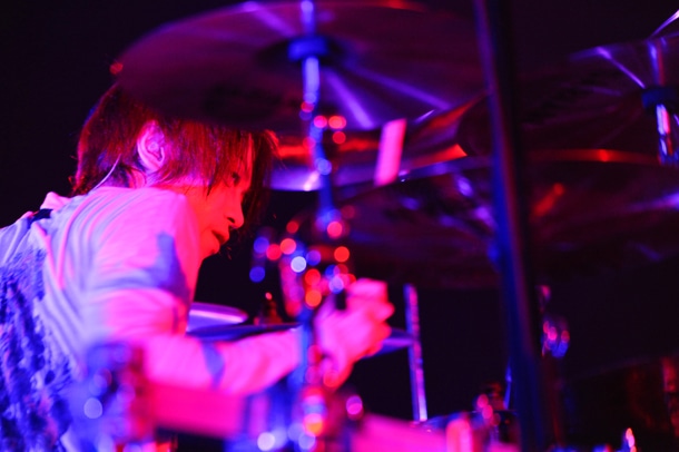 今週の人気の画像7位は「L'Arc-en-Ciel台北公演で現地ファン1万人が大合唱」より、yukihiro（Dr）。
