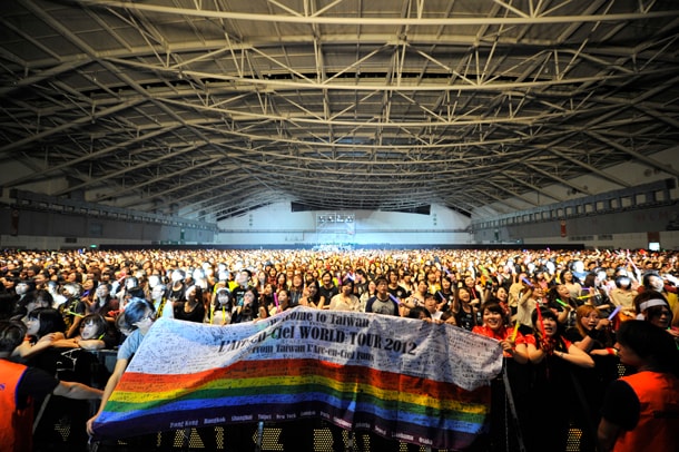 横断幕を用意してメンバーを迎えた台北のファン。