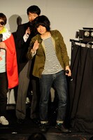 「チン触り」開始前に意気込む岡本啓佑。