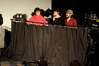 股間を触られているピエール中野と、触られているふりをするかみじょうちひろと対馬祥太郎。