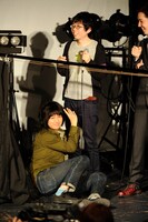 笑顔でのび太の股間をタッチする岡本啓佑。