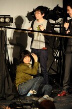 笑顔でのび太の股間をタッチする岡本啓佑。