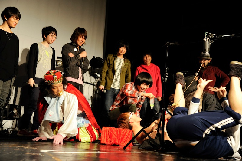 「ハイハイ陸上」では出演者たちがくんずほぐれつのカオスな状態に。