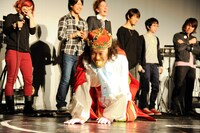 「ハイハイ陸上」で奔走するやついいちろう。