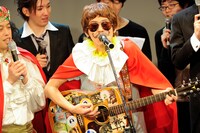 国歌を歌い上げるエレキングダム国王ことワタナベイビー。