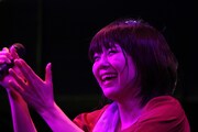 ソロ登場時にはステージ入り口の段差でコケてしまうというお茶目な一面を見せたMegu。