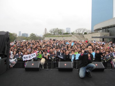 大阪城公園に集まったファンと記念撮影する清水翔太。
