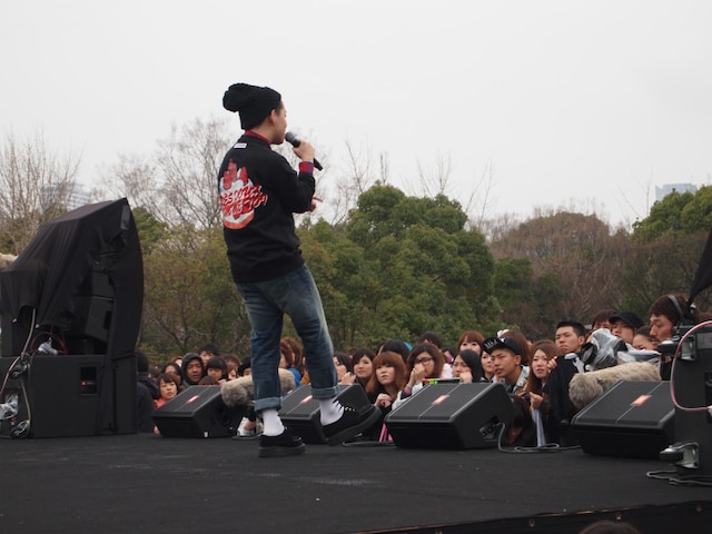 写真はフリーライブの模様。