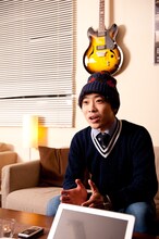 1時間を超えるロングインタビューに応じてくれた堂島孝平。Twitterでより広く知れ渡ったユニークなキャラクターについても語ってくれた。