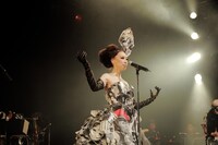 ステージでは得意の衣装早着替えも生披露。なお、今回のステージ衣装は全てKEITA MARUYAMAが手がけたもの。