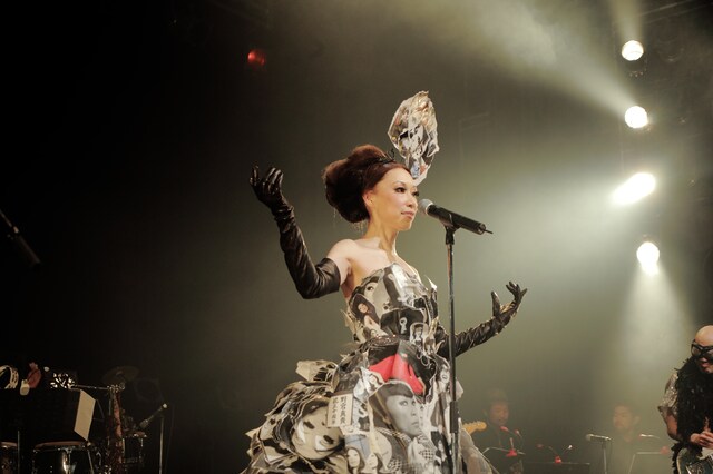 ステージでは得意の衣装早着替えも生披露。なお、今回のステージ衣装は全てKEITA MARUYAMAが手がけたもの。