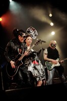 雅-MIYAVI-、野宮真貴、ブラボー小松（写真左から）のグラマラスな共演はこの日一番の盛り上がりを見せた。