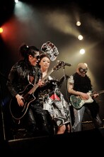 雅-MIYAVI-、野宮真貴、ブラボー小松（写真左から）のグラマラスな共演はこの日一番の盛り上がりを見せた。