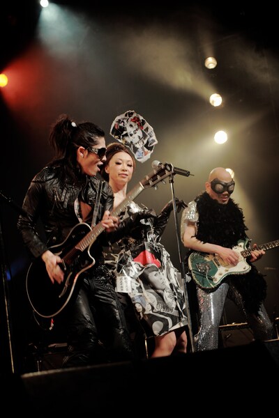 雅-MIYAVI-、野宮真貴、ブラボー小松（写真左から）のグラマラスな共演はこの日一番の盛り上がりを見せた。