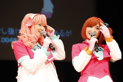 アニメ「AKB0048」登場キャラクターのコスプレ姿で登場した仲谷明香（写真左）、岩田華怜（右）。