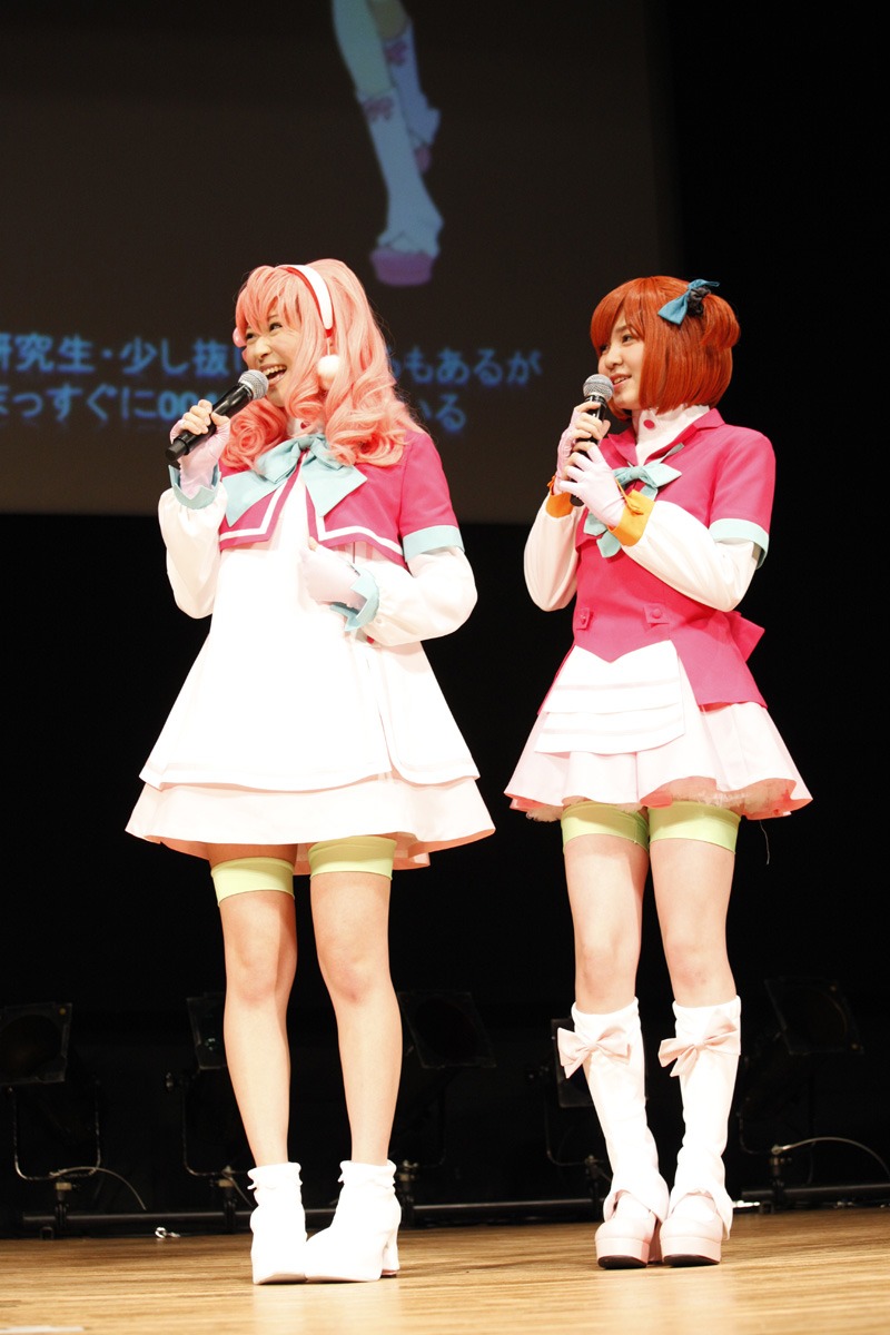 アニメ「AKB0048」登場キャラクターのコスプレ姿で登場した仲谷明香（写真左）、岩田華怜（右）。