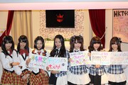 「AKB48 CAFE & SHOP HAKATA」をPRするAKB48＆HKT48メンバー。写真左から菅本裕子、松岡菜摘、兒玉遥（以上HKT48）、北原里英、佐藤亜美菜、片山陽加、仲俣汐里（以上AKB48）。