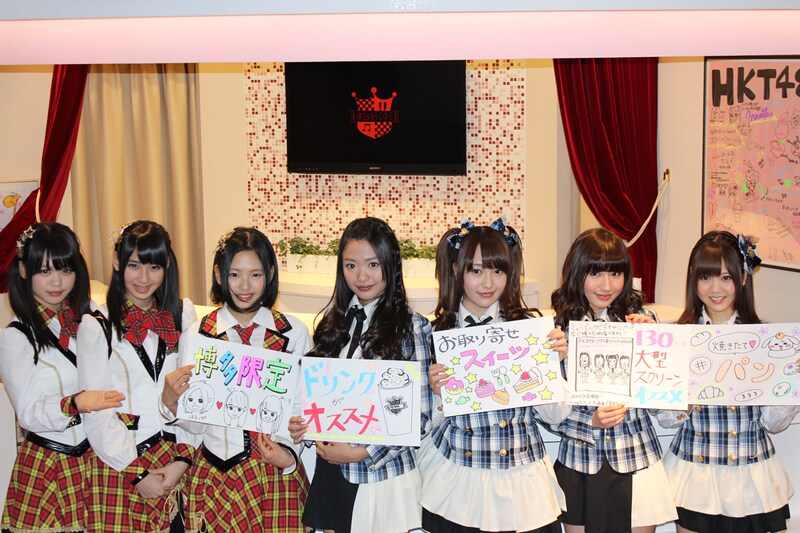 「AKB48 CAFE & SHOP HAKATA」をPRするAKB48＆HKT48メンバー。写真左から菅本裕子、松岡菜摘、兒玉遥（以上HKT48）、北原里英、佐藤亜美菜、片山陽加、仲俣汐里（以上AKB48）。