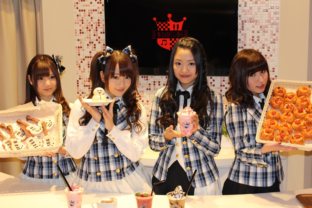 特製メニューを手にしたAKB48メンバー。写真左から仲俣汐里、佐藤亜美菜、北原里英、片山陽加。