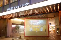 店舗入り口に設置された130インチ大型スクリーン。