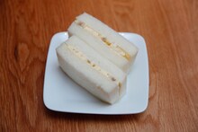 AKB48メンバーオリジナルメニュー。写真は「食パンに薄くマーガリンを塗り、スライスバナナ、マヨネーズをかけパンを重ねる」という一風変わった取り合わせがファンの間では大きな話題になっている柏木由紀の「柏木家のバナマヨパン」。