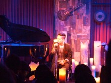 たくさんのキャンドルに囲まれ熱唱する清水翔太。