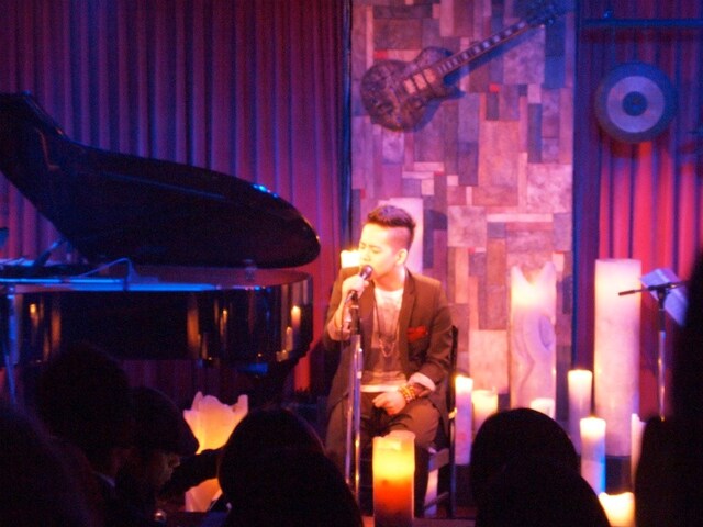 たくさんのキャンドルに囲まれ熱唱する清水翔太。