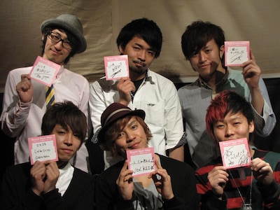 直筆メッセージカードを手にするBrand New Vibeのメンバー。