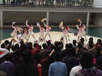 写真は3月11日に東京・ららぽーと豊洲 中庭メインステージにて行われたツアー3公演目の様子。この日は新曲「揚げろ！エビフライ」が初披露された。