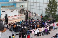 写真は3月20日の千葉・ららぽーと柏の葉公演の様子。「永遠に中学生」では客席のファンも肩を組んで大合唱。