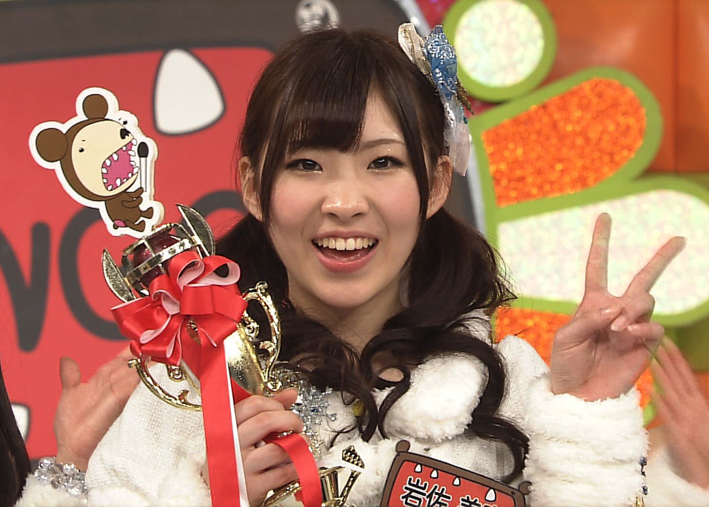 3月21日放送の日本テレビ系「AKBINGO!」より、優勝トロフィーを手にした岩佐美咲。