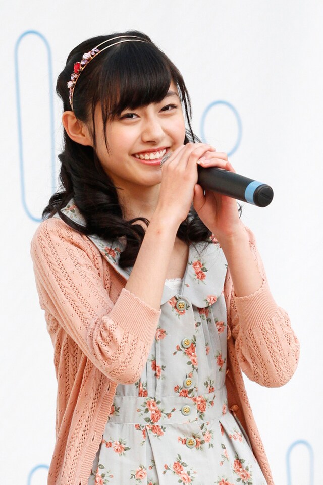 写真は昨年3月に行われた鈴木裕乃生誕祭「スズキ、本気です！」の様子。恒例のソロコーナーでは荒井由実の名曲「やさしさに包まれたなら」が歌われた。