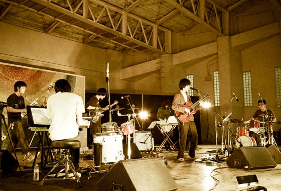 「TONOFON FESTIVAL 2011」でのトクマルシューゴのステージ。