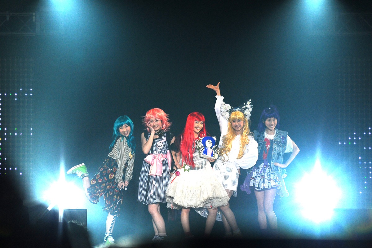 今週の人気の画像2位は「きゃりー、ももクロらがHARAJUKU KAWAii!!!!で競演」より、ももいろクローバーZ。
