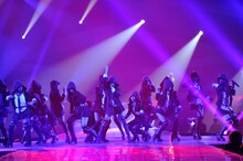 「Beginner」を披露するAKB48 13期研究生。 (C)AKS