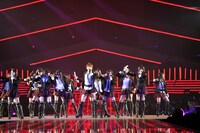 「Beginner」を披露するAKB48 13期研究生。 (C)AKS